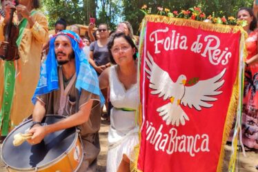 Grupo de Foliões Reunidos na folia de Reis Prainha Branca
